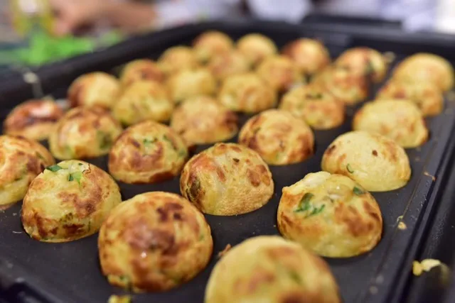 たこ焼きパーティーで鉄板に並ぶ焼き上がったたこ焼き