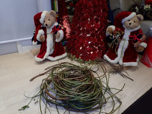 江之浦ツアーの帰り道に集めたツルで作るクリスマスリース