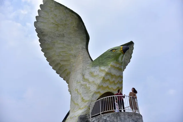 沖縄県・宮古島（施設名未確認）での宮古島ツアー中に訪れた大きな鳥の形の展望施設