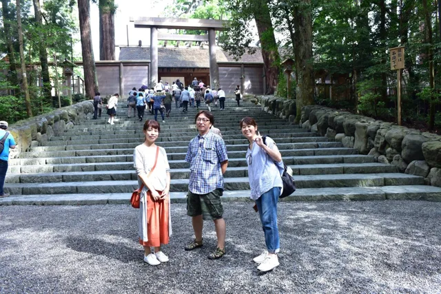 神社名・撮影場所未確認（越前ツアー中の参拝）での越前ツアーの参拝中、石段を背景に並ぶ3人の参加者