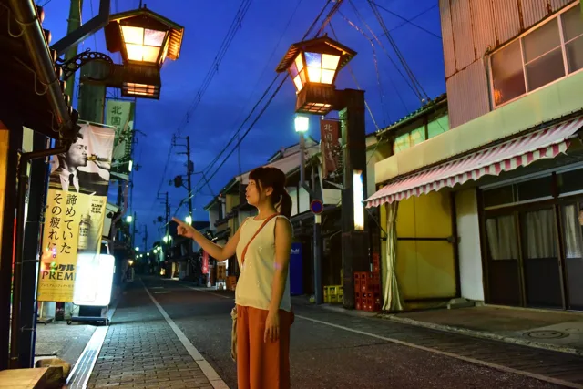 滋賀県・長浜（投稿本文による）での越前ツアー中、夜の長浜の商店街を歩く参加者