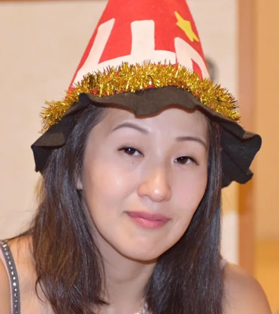 誕生日の飾りが付いた帽子をかぶる参加者（大瀬崎ナイトダイブの元アルバム）