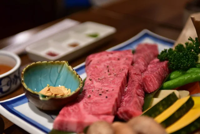 飲食店名・撮影場所未確認（越前ツアー）での越前ツアーの食事で用意された近江牛の料理