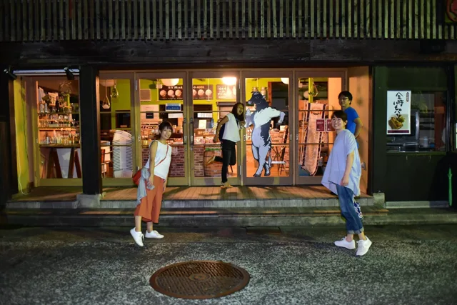 滋賀県長浜（同ツアーの投稿から推定）での越前ツアー中、夜の商店の前に並ぶ参加者