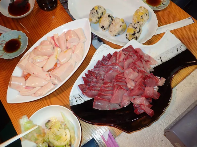高知県柏島・海神丸（元アルバムと投稿本文による）での柏島ダイビングツアーの食事で用意されたブリの刺身と白子