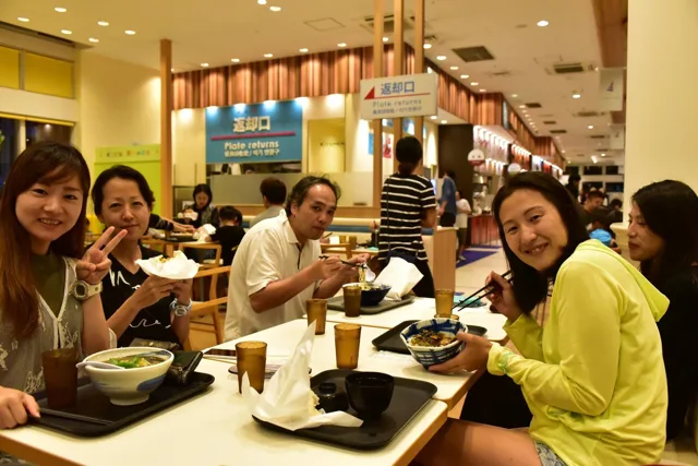 海ほたるで食事と飲み物を囲む参加者
