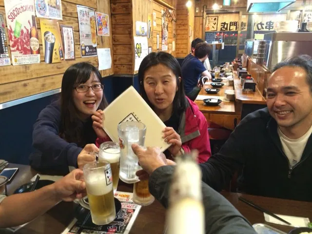 大阪・新世界、串カツいっとく劇場前店での四国ツアーの帰り、大阪新世界で料理と飲み物を囲む参加者