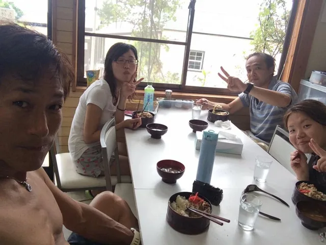 伊豆大島（元アルバムによる）での大島ツアーの帰路につく前、昼食を囲む参加者