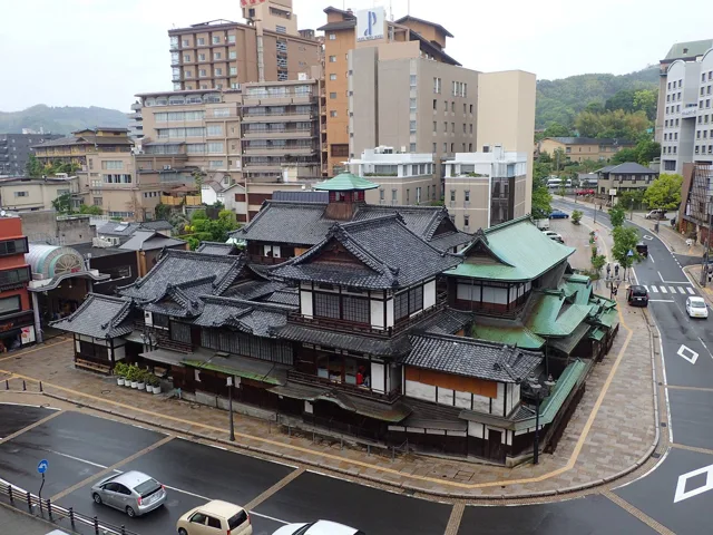 愛媛県松山市・道後温泉（投稿本文による）での四国観光ツアーで訪れた道後温泉本館の全景