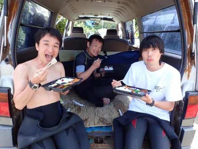 伊豆大島（元アルバムによる）での大島ツアーの休憩で車内のお弁当を楽しむ参加者