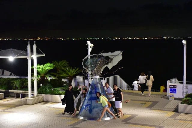 海ほたる展望エリアでの海ほたるのモニュメントの前で撮影する参加者と夜景