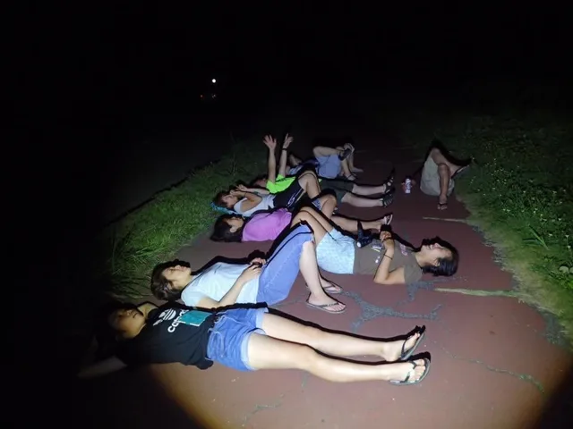 伊豆大島（元アルバムによる）でのダイビング：大島ツアーの夜、屋外に寝転んで星空を見上げる参加者