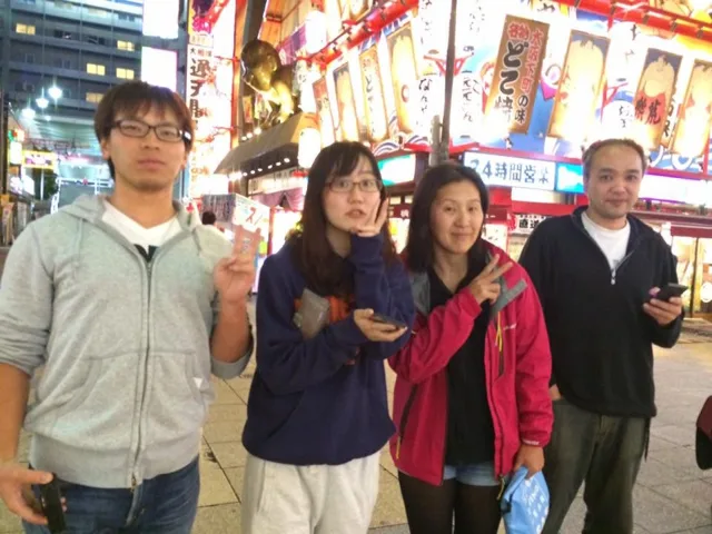 大阪・新世界、串カツいっとく劇場前店での四国ツアーの帰り、大阪新世界の飲食店で並ぶ4人の参加者
