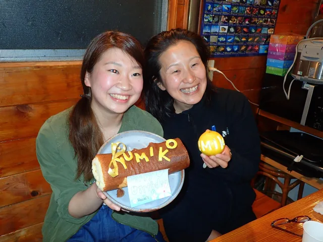 撮影場所未確認（四国観光ツアー）での四国観光ツアー中、ケーキを手に誕生日を祝う2人の参加者