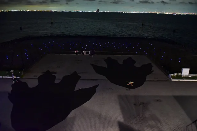 海ほたる展望エリアに描かれた大きなゴジラの足跡