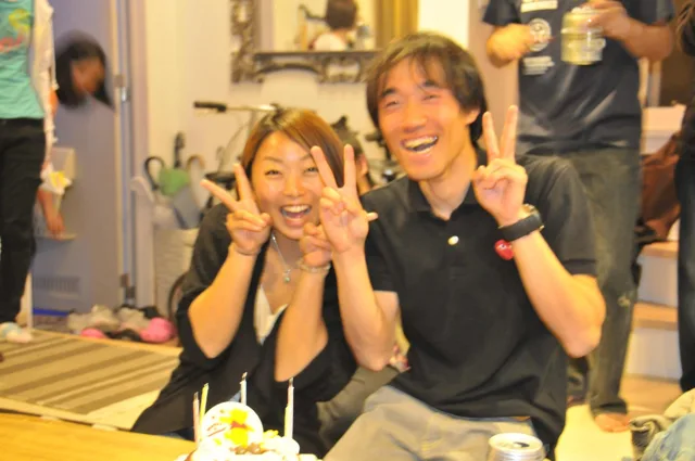 大和・BIGBLUEでのBIGBLUEの店内パーティーで誕生日ケーキを前に並ぶ2人