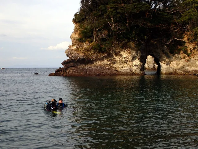 伊豆・浮島でのダイビング：伊豆・浮島のアーチ状の岩のそばで潜水するダイバー。元アルバムのツアー日は2016年1月17日、投稿日は1月19日