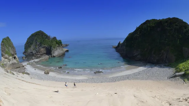 下田・田牛海岸付近（推定）での大瀬崎の帰りに訪れた砂浜と岩の島。田牛海岸付近と推定