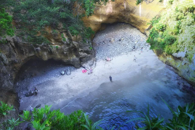 下田・竜宮窟（推定）での大瀬崎の帰りに訪れた洞窟を上から見下ろした風景。竜宮窟と推定