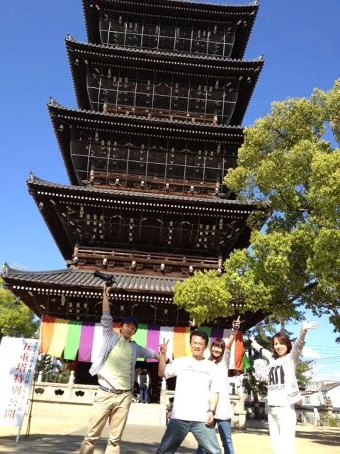 ツアー中の観光（寺院名未確認・推定）での五重塔の前に立つ参加者。同日のツアー写真との連続性から推定、寺院名は未確認