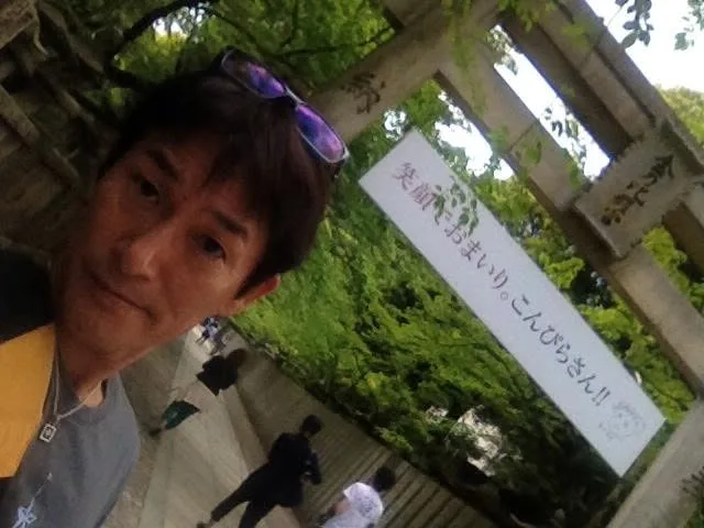 ツアー中の観光（寺院名未確認・推定）での寺院の境内で撮影した参加者。同日のツアー写真との連続性から推定、寺院名は未確認