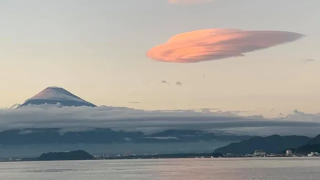 伊豆・大瀬崎でのダイビング：伊豆・大瀬崎から望む富士山と夕空の雲