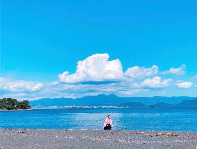 伊豆・大瀬崎でのダイビング:伊豆・大瀬崎の海岸で海を眺める参加者と青空