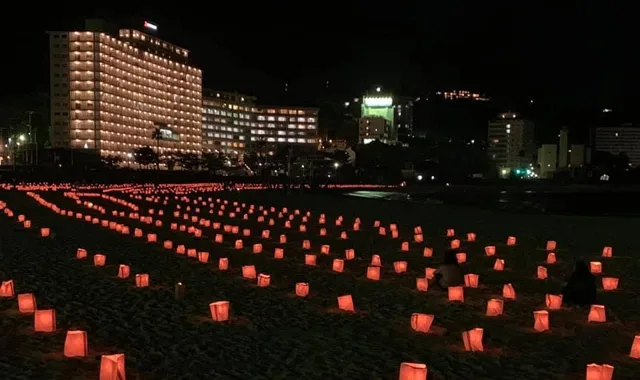 和歌山・白良浜に並ぶ夜のキャンドルライト