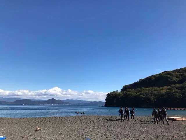 伊豆・大瀬崎(推定)でのダイビング:伊豆・大瀬崎と推定される海岸でダイビングの準備をする参加者