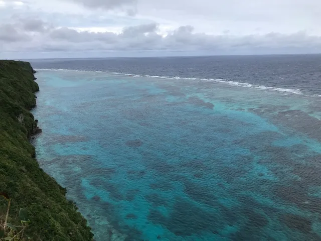 宮古島周辺（推定）での宮古島周辺と推定される、サンゴ礁の浅瀬と青い海を見渡す風景