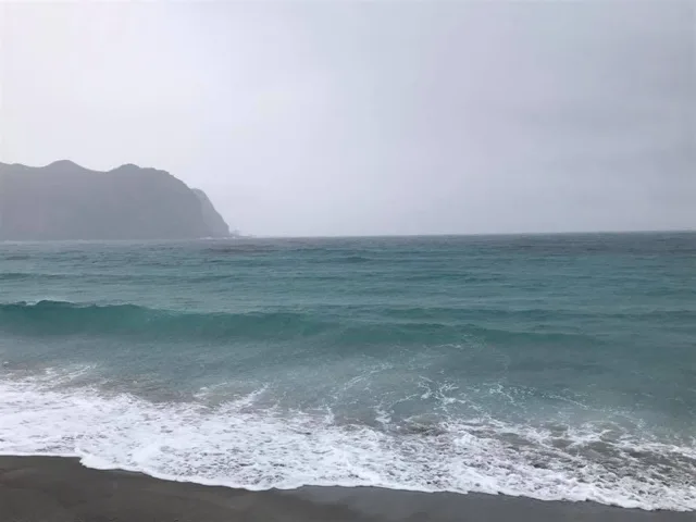 神津島・前浜海岸に打ち寄せる波と曇り空