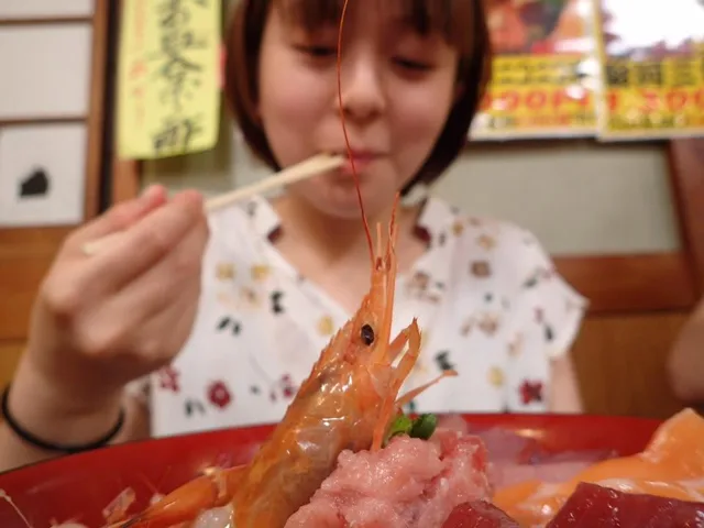 静岡県沼津市・丸天での沼津の丸天で海鮮料理を楽しむ仲間（ダイビングツアーの食事・推定）