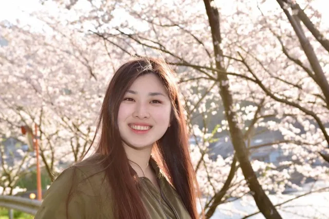 静岡県三島市・三嶋大社での三嶋大社の桜を背景にした仲間の写真（花見・観光の記録）