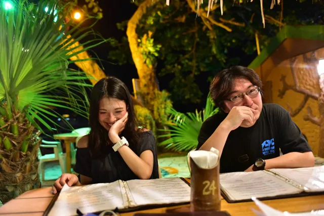 フィリピン・ミンドロ島・サバンビーチでのサバンビーチで食事を楽しむ仲間