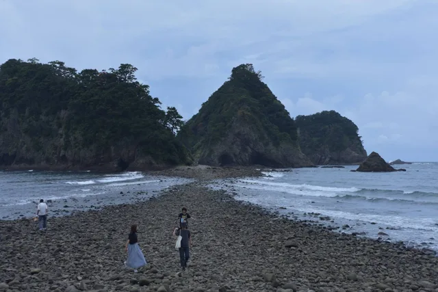 伊豆・下田市田牛での田牛の海岸と岩山を眺める仲間