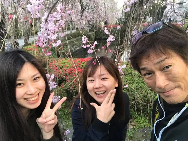静岡県三島市・三嶋大社での三嶋大社の桜の下で並ぶ仲間
