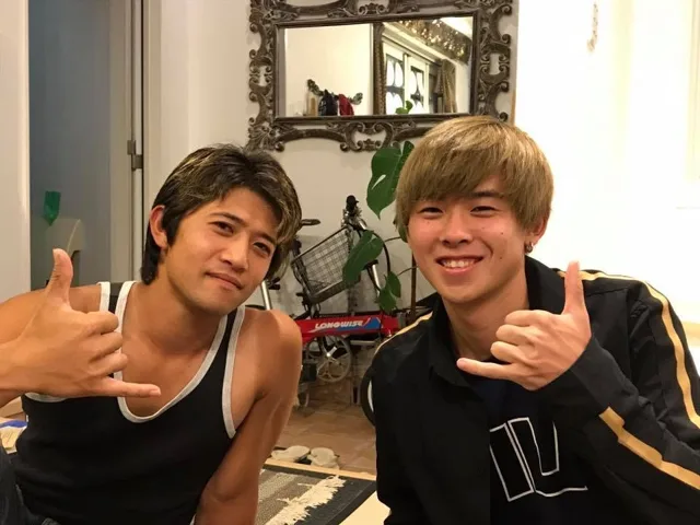 大和市・BIG BLUEでのBIG BLUEの店内で記念撮影する二人