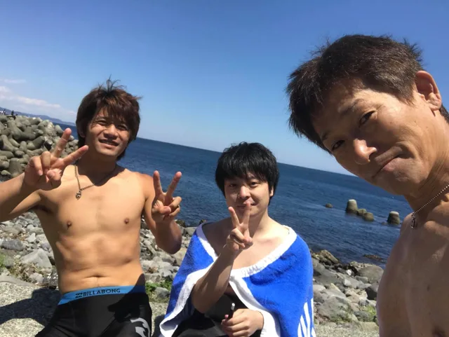 小田原市・江之浦での江之浦の海岸で記念撮影するダイビング参加者