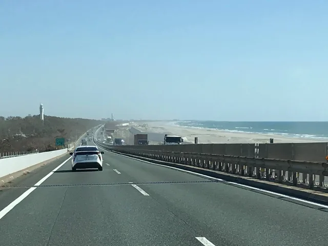 浜松市・浜名大橋でのダイビング日和の浜名大橋を走る車から見た道路と海