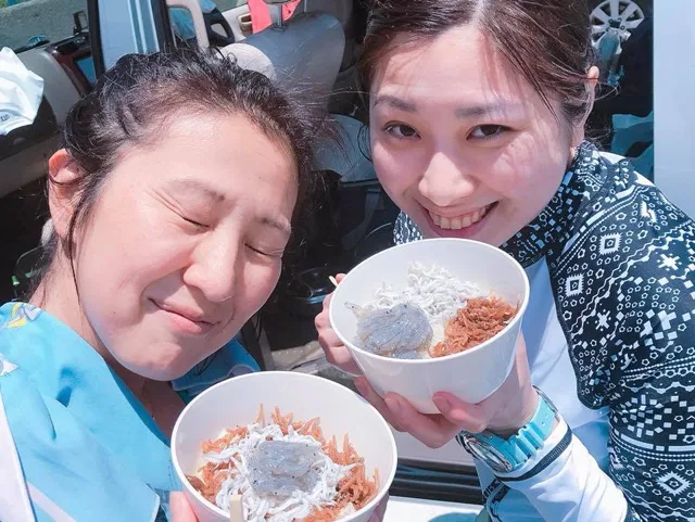 湯河原町・福浦ダイビングサービスでの福浦ダイビングサービスで丼料理を味わう参加者