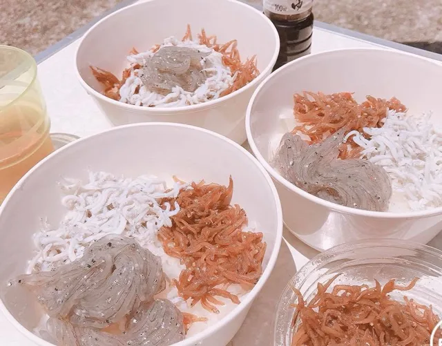 湯河原町・福浦ダイビングサービスでの福浦ダイビングサービスでの食事に並んだ丼料理