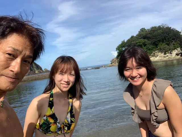 西伊豆でダイビング後に海辺を楽しむ参加者