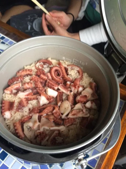 車内のテーブルで仲間と囲んだタコの炊き込みご飯