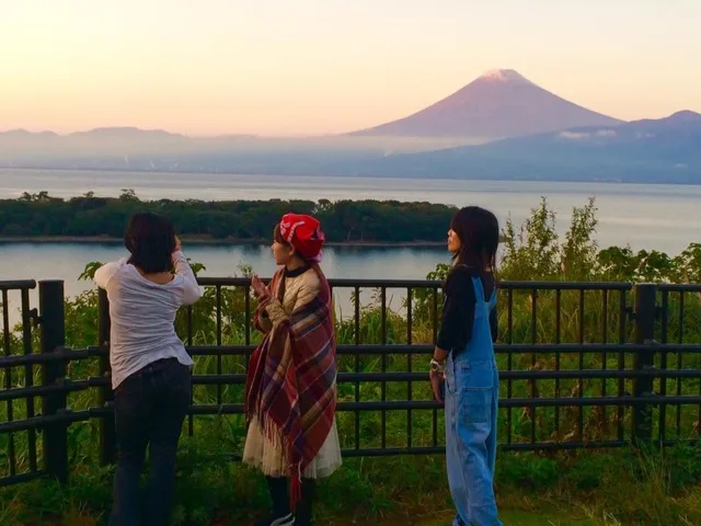 伊豆・大瀬崎（景観からの推定）でのダイビング：夕暮れの富士山と海を眺めるダイビング仲間