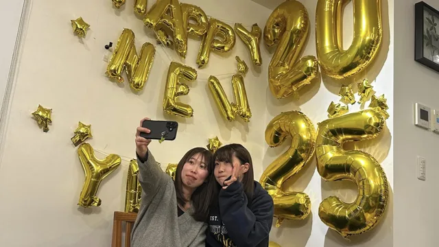 大和市・BIG BLUEでのBIG BLUEの新年の飾りの前で記念撮影する参加者