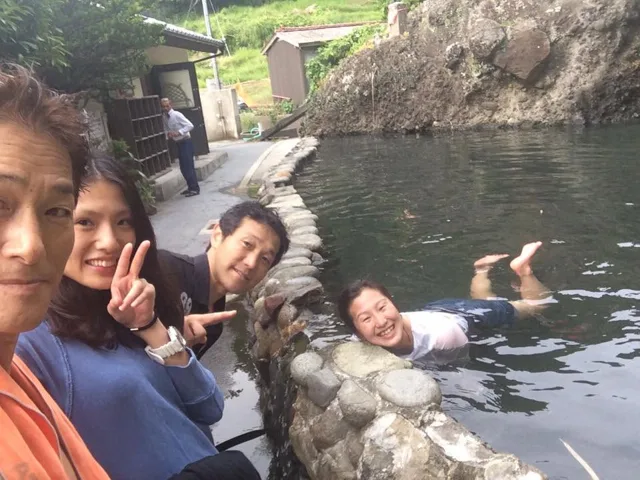 伊豆・松崎でのダイビング：西伊豆・松崎の水辺で仲間と過ごす記念写真