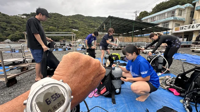 2026-09-06 06:57（撮影日時・Exif） / 伊豆・大瀬崎 / ダイビングツアー / 朝の海岸でダイビングの準備