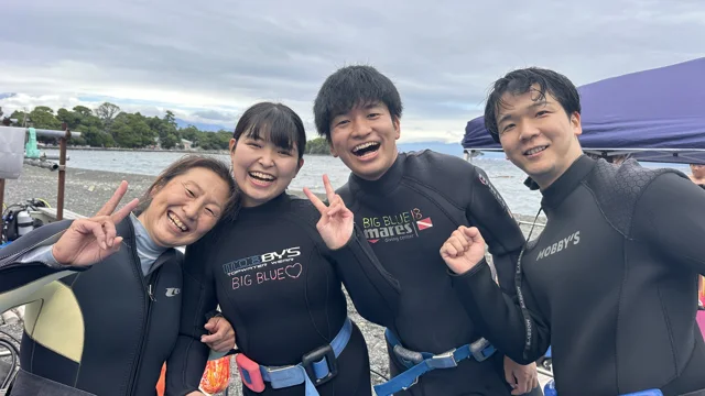 2026-09-05 13:38（撮影日時・Exif） / 伊豆・大瀬崎 / ダイビングツアー / ウェットスーツ姿の参加者4人