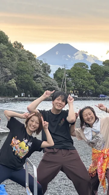 2026-09-05 17:59（撮影日時・Exif） / 伊豆・大瀬崎 / ダイビングツアー / 夕暮れの浜辺で過ごす参加者