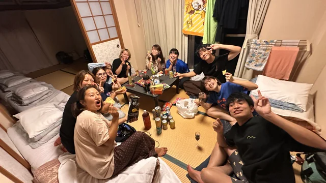 2026-09-05 20:38（撮影日時・Exif） / 伊豆・大瀬崎 / ダイビングツアー / 宿でくつろぐツアー参加者